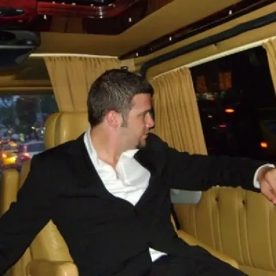 Flori: Kolegët Në Fillim Më Shajnë, Pastaj Më Kërkojnë Këngë