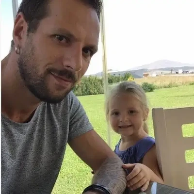 “Koka“ Publikon Foto Me Vajzën