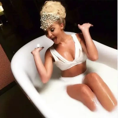 Adelina Publikon Foto Nga Vaska!
