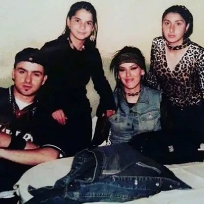 Foto E Paparë: Arta Bajrami Dhe Etno Engjujt Në Vitin 2002