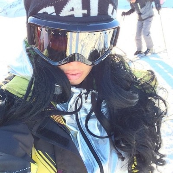 Nora Istrefi Me Paruke Bën Qejf Me Skija